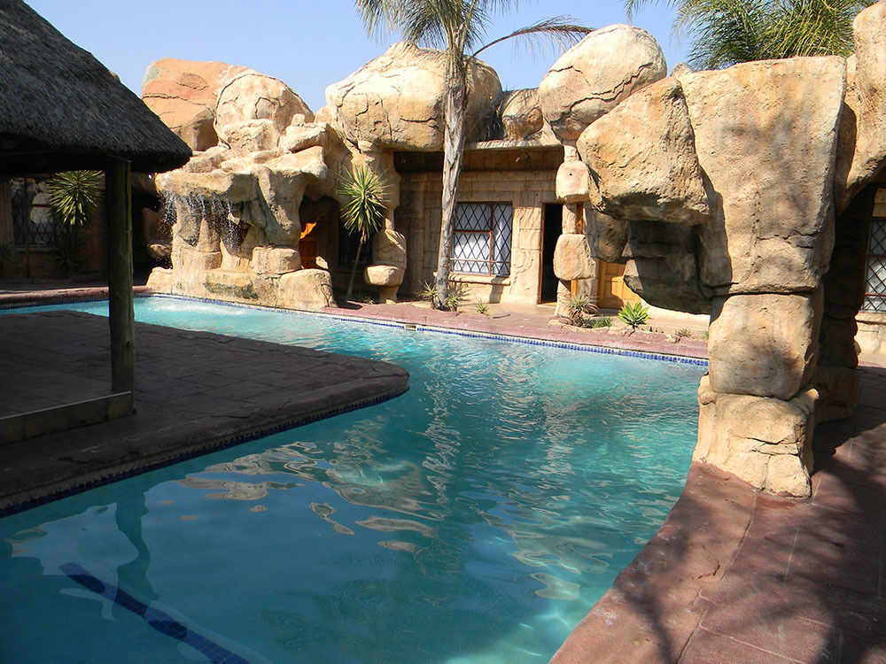 African Cave Lodge Hammanskraal Exterior photo