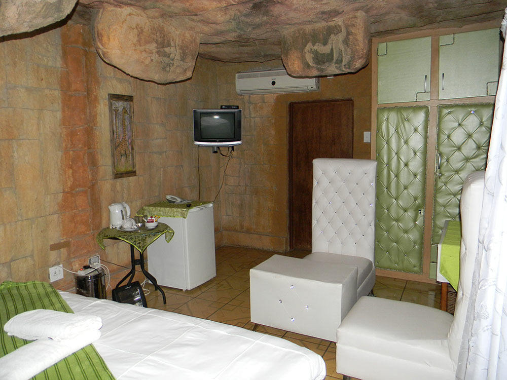 African Cave Lodge Hammanskraal Exterior photo